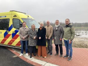 Vertegenwoordigers van GGD Brabant-Zuidoost en Gemeente Bladel op de plek van de nieuwe ambulancepost